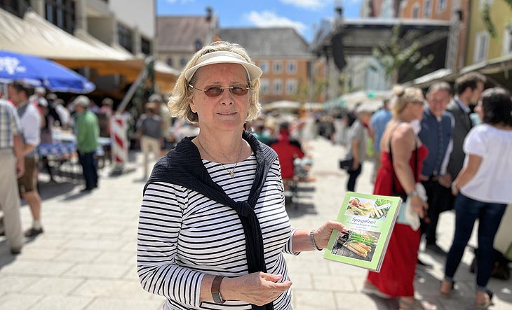 Karin Wurst stellte ihr Spargelkochbuch "Spargelzeit 99 innovative Spargelrezepte" auf dem Schrobenhausener Spargelfest vor (©Foto: Martin Schmitz)